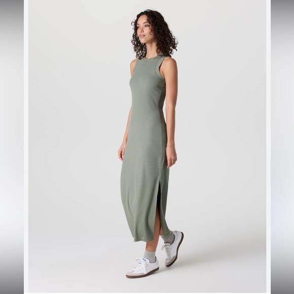 Vuori Dresses & Skirts - Vuori midi pose modern ribbed dress